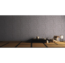 Espace de vie décoratif avec papier peint à motifs, table et sièges.