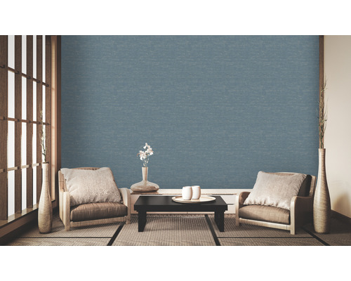 Salon avec papier peint texturé, fauteuils et table