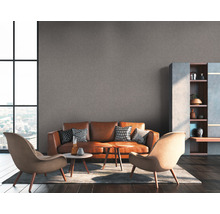 Wohnzimmer mit Sofa, Sesseln und Regalen