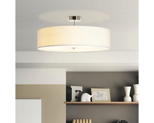 Deckenleuchte mit Lampenschirm aus Stoff im Raum