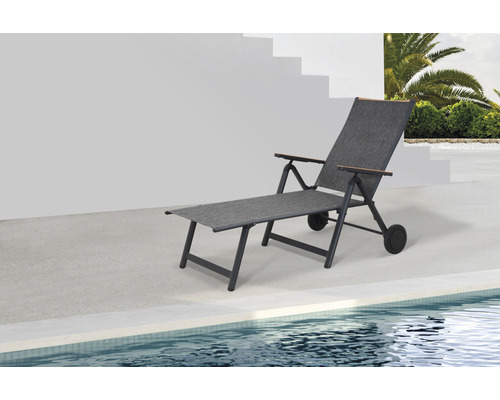 Chaise longue réglable avec roues près de la piscine