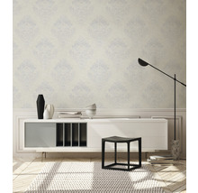 Intérieur avec papier peint à motifs, buffet, tabouret et tapis