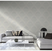 Salon avec canapé blanc et papier peint à motifs