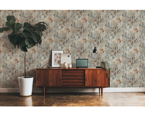 Dekorative Wand mit Tapete in Steinoptik, passend zu Holzkommode und Zimmerpflanze.