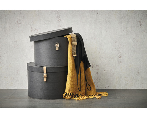 Boîtes à chapeaux rondes empilées avec des textiles