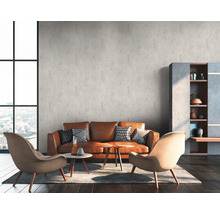 Wohnzimmer mit braunem Ledersofa, Sesseln und Dekor auf Holzboden