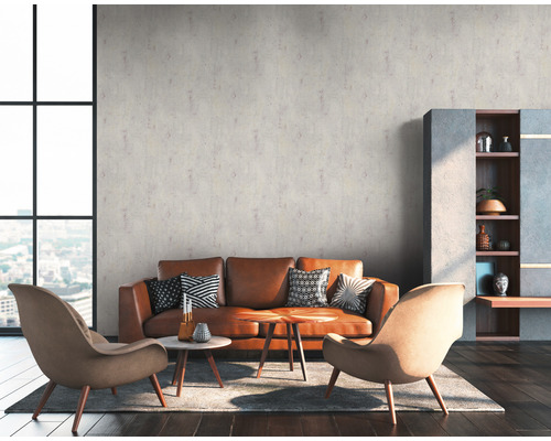 Salon avec canapé en cuir marron, fauteuils et décoration sur parquet