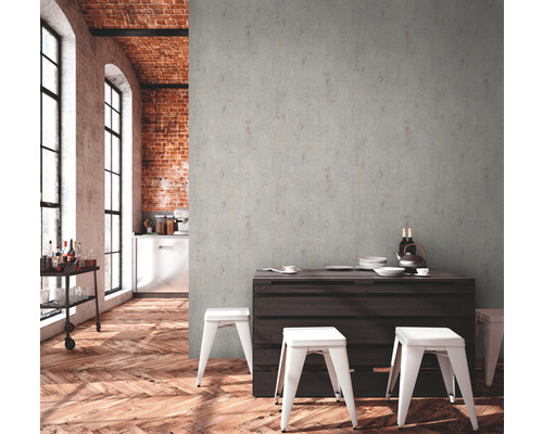 Intérieur avec plancher en bois, comptoir et mur gris