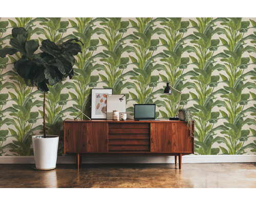 Raum mit Blättertapete, Kommode, Topfpflanze und Dekoration