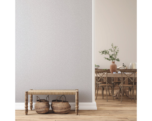 Pièce lumineuse avec papier peint, banc et coin repas à l''arrière-plan