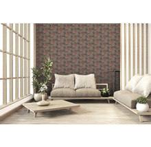 Heller Raum mit floral gemusterter Tapete, Holzmöbeln und Pflanzen für ein gemütliches Ambiente.