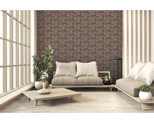 Pièce lumineuse avec papier peint à motifs floraux, meubles en bois et plantes pour une ambiance chaleureuse.