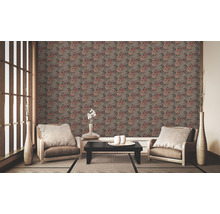 Wohnzimmer mit floral gemusterter Tapete, Sesseln und Tisch auf einer Tatami-Matte.