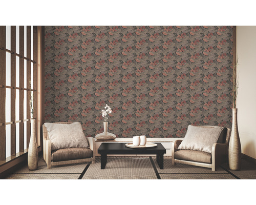 Salon avec papier peint à motifs floraux, fauteuils et table sur un tatami.