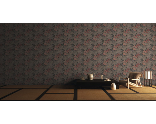 Vue intérieure avec papier peint à motifs, table, vaisselle, fauteuil et lampadaire