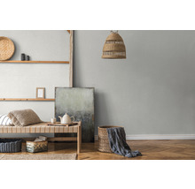 Pièce claire avec papier peint textile, plancher en bois et éléments décoratifs