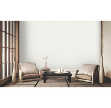 Intérieur japonais avec fauteuils, table et éléments décoratifs