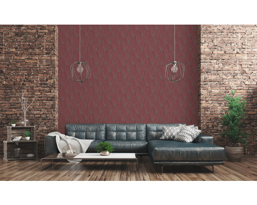 Wohnzimmer mit Ziegelwand, roter gemusterter Tapete und grauer Couch