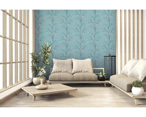 Wohnzimmer mit gemusterter Tapete, Sofa und Holzboden