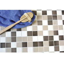 Mosaïque avec brosse à main et serviette