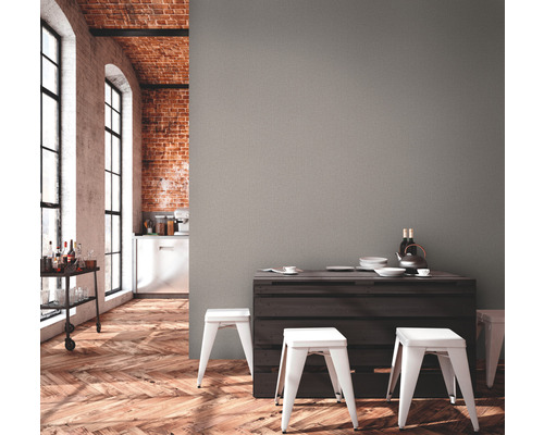 Heller Raum mit Ziegelwand, Parkettboden, Barwagen und Esstischgruppe