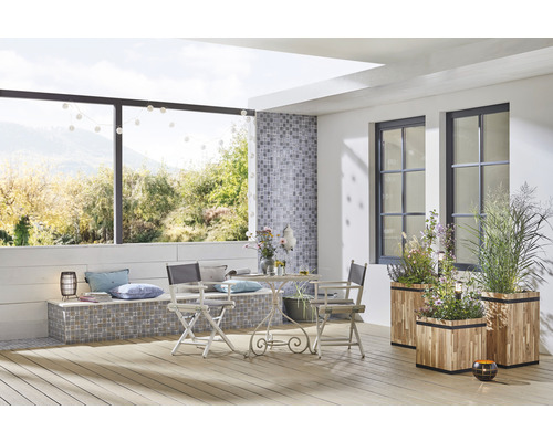 Terrasse mit Sitzbank, Tisch, Stühlen und Pflanzkästen