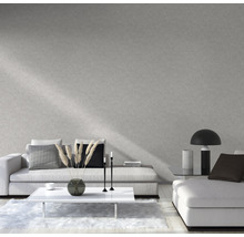 Heller Wohnraum mit Sofa, Tisch und Dekoration