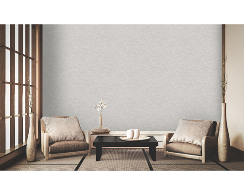 Pièce claire avec décoration, deux chaises et un papier peint texturé