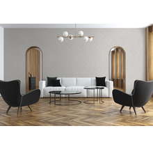 Heller Wohnraum mit Sofa, Sesseln und Couchtischen auf Parkettboden