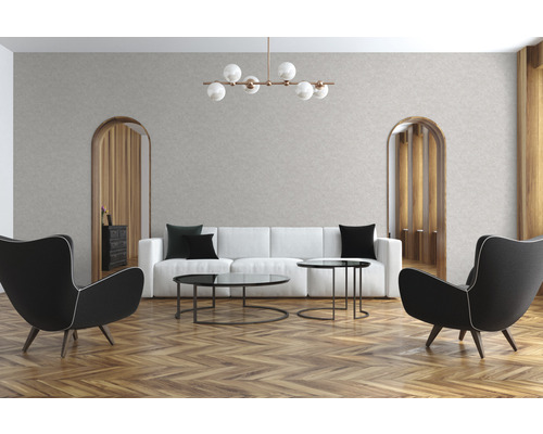 Salon lumineux avec canapé, fauteuils et tables basses sur parquet