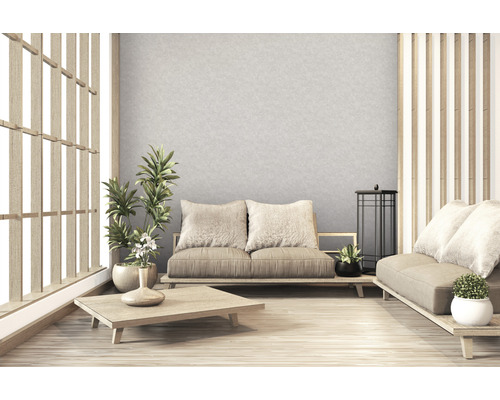 Pièce lumineuse de style japonais avec canapé, table, plantes et éléments en bois