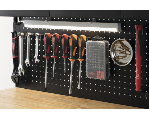 Werkzeugwand mit Schraubenschlüsseln, Schraubendrehern und LED-Leuchte