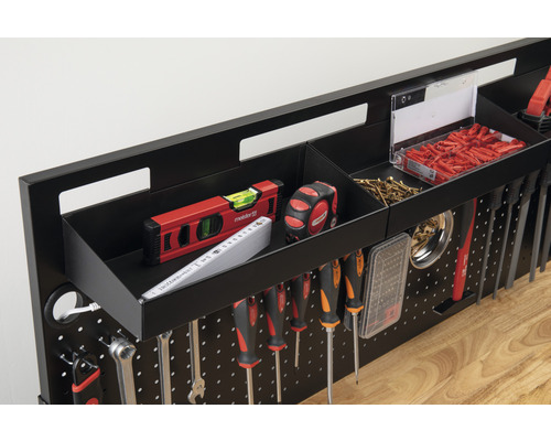 Werkzeugwand mit Werkzeugen wie Schraubendrehern, Schraubenschlüsseln, Wasserwaage, Maßband und Schrauben