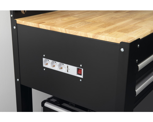 Werkbank mit Steckdosen und USB Anschlüssen.