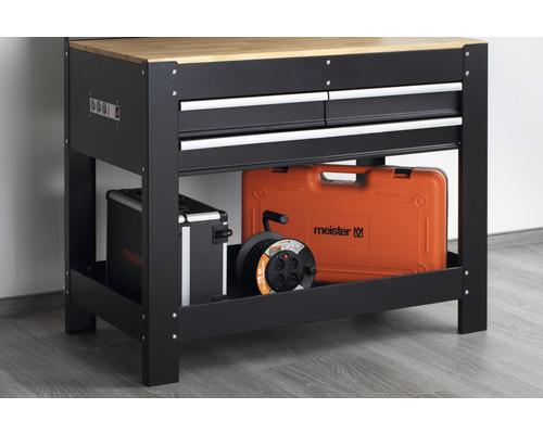 Werkbank mit Schubladen und Ablagefläche für Werkzeugkoffer und Kabeltrommel