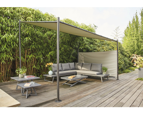 Gartenlounge-Gruppe mit Sonnenschutzdach auf Holzterrasse vor Bambushain