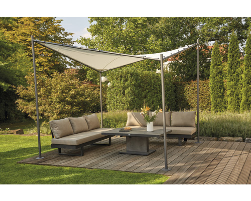 Gartenszene mit Pavillon, Sofas und Tisch auf Holzdeck