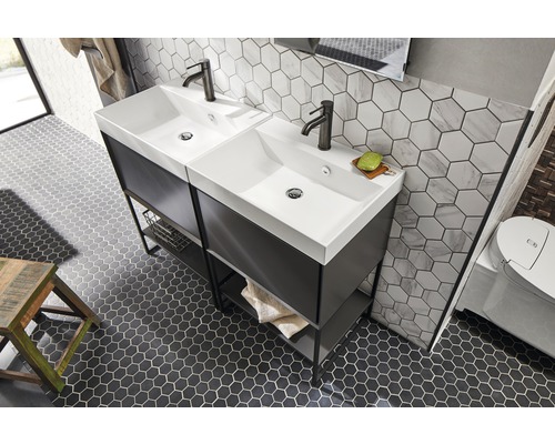 Salle de bains avec double vasque, meuble sous-vasque, robinetterie et carrelage hexagonal au mur et au sol