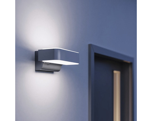 Moderne Wandleuchte zur Aussenbeleuchtung neben einer Tür