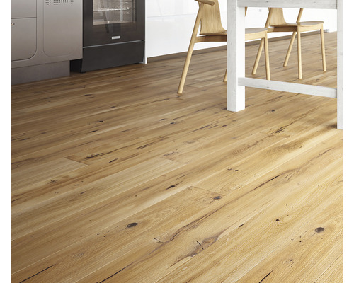 Verlegtes Holzbodenparkett im Küchenbereich unter Tisch und Stühlen.