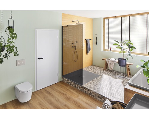 Badezimmer mit Dusche, Toilette, Tür und Dekoration