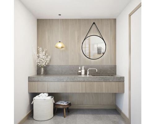 Badezimmer mit Waschtisch, Spiegel und Dekoration