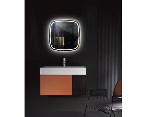 Salle de bains avec meuble-lavabo, lavabo, robinet et miroir éclairé