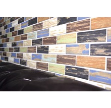 Décoration murale avec des carreaux de mosaïque aspect bois