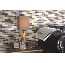 Salon avec carrelage mural imitation bois, lampe de table et canapé en cuir