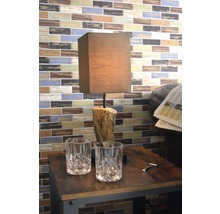 Scène décorative avec lampe de table, deux verres et une table