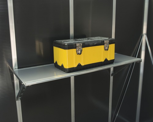 Gelber Werkzeugkasten auf einem Aluminiumtisch