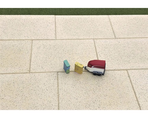 Spielzeugfiguren auf Pflastersteinen im Außenbereich