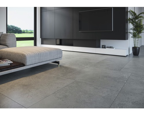 Salon lumineux avec carrelage gris, table basse et mur TV