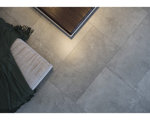 Pose de carreaux de sol dans le salon